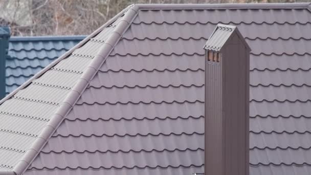 Sluiting van het dak van het huis bedekt met metalen dakpannen. — Stockvideo