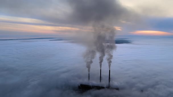 Elektrownia węglowa wysokie rury z czarnym dymem poruszające się w górę zanieczyszczającej atmosfery. Produkcja energii elektrycznej z zastosowaniem koncepcji paliw kopalnych — Wideo stockowe