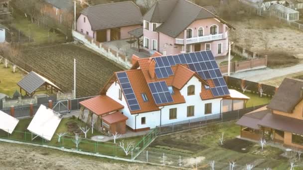 Maison résidentielle avec toit recouvert de panneaux solaires photovoltaïques pour la production d'énergie électrique écologique propre dans les zones rurales de banlieue. Concept de maison autonome — Video