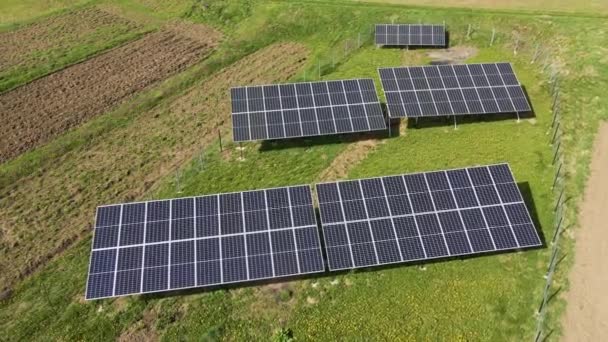 Zonne-fotovoltaïsche panelen gemonteerd op stand-alone frame op de achtertuin voor het genereren van schone ecologische elektrische energie. Begrip autonoom huis — Stockvideo