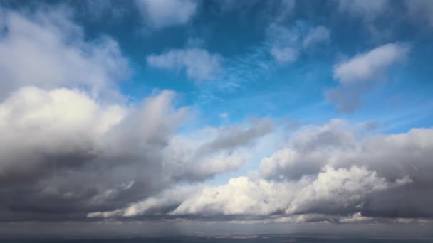 Letecký pohled z velké výšky země pokrytý opuchlými deštivými mraky formujícími se před deštěm — Stock video