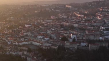 Fransa 'nın Auvergne-Rhone-Alpes bölgesindeki Puy-de-Dome departmanındaki Thiers kasabasının yoğun tarihi manzarası. Eski binaların çatıları ve gün batımında dar sokaklar