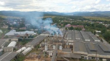 Ahşap işleme fabrikasının hava görüntüsü. Üretim sürecinden çıkan duman fabrika üretim sahasındaki atmosferi kirletiyor.