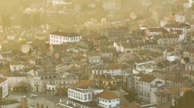 Fransa 'nın Auvergne-Rhone-Alpes bölgesindeki Puy-de-Dome departmanındaki Thiers kasabasının yoğun tarihi manzarası. Eski binaların çatıları ve gün batımında dar sokaklar