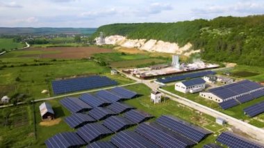 Sanayi bölgesinde temiz ekolojik elektrik enerjisi üretmek için sıra sıra güneş fotovoltaik panelleri olan elektrik santralinin hava görüntüsü. Sıfır emisyon kavramı ile yenilenebilir elektrik