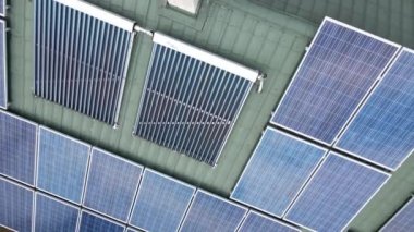 Su ısıtmak ve temiz ekolojik elektrik üretmek için mavi fotovoltaik paneller ve vakumlu güneş enerjisi toplayıcılarıyla çatı inşa ediyorlar. Sıfır emisyonlu yenilenebilir elektrik ve ısı enerjisi