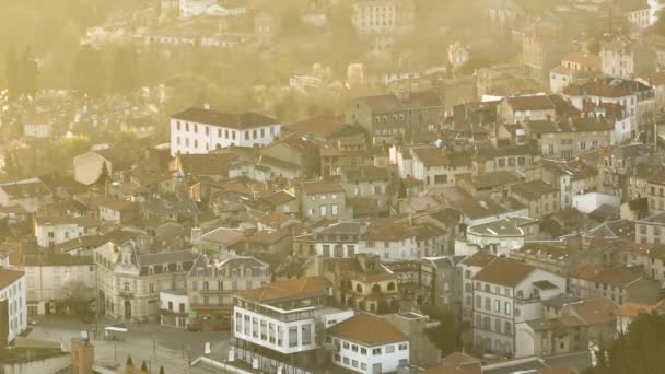 Flygfoto över tät historisk centrum av Thiers stad i Puy-de-Dome departement, Auvergne-Rhone-Alpes regionen i Frankrike. Hustak av gamla byggnader och smala gator vid solnedgången — Stockvideo