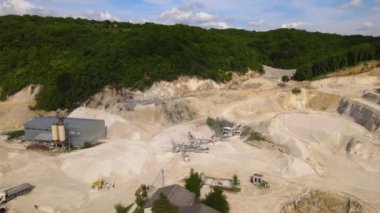 Kazı makineleri ve çöp kamyonlarıyla inşaat kum taşı malzemesi madenciliği