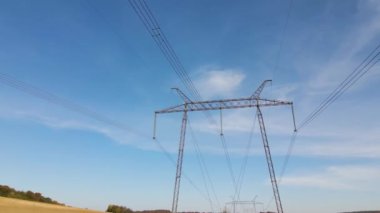 Yüksek voltajlı elektrik kablolarına sahip çelik sütun uzun mesafeli kablolardan elektrik enerjisi iletiyor.