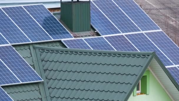 Vivienda residencial con azotea cubierta con paneles solares fotovoltaicos para la producción de energía eléctrica ecológica limpia en zona rural suburbana. Concepto de hogar autónomo — Vídeo de stock