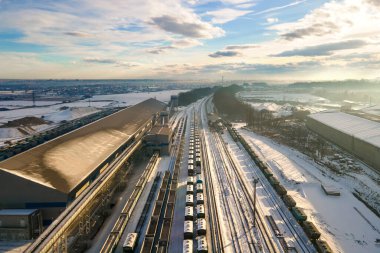 Mayın fabrikasındaki kumtaşı malzemeleriyle dolu kargo treninin hava görüntüsü. Açık maden cevherlerinin demiryolu taşımacılığı