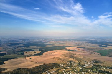 Çiftlik arazilerinin havadan görünüşü ve kırsal alandaki uzak dağınık evler