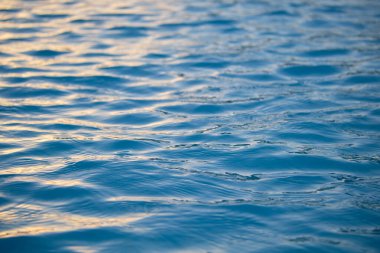 Küçük dalgalı mavi deniz suyunun yakın deniz yüzeyi