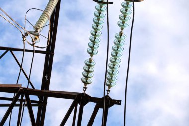 Yüksek voltajlı yalıtım teli elektrik kablolarına bağlı çelik sütunlarda elektrik kablolarının güvenli bir şekilde iletilmesi için uzun mesafe kablolarına bağlı.