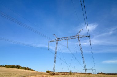 Yüksek voltajlı elektrik kablolarına sahip çelik sütun uzun mesafeli kablolardan elektrik enerjisi iletiyor.
