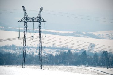 Yüksek voltajlı elektrik kablolarına sahip çelik sütun uzun mesafeli kablolardan elektrik enerjisi iletiyor.