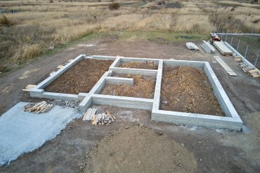 İnşaat alanındaki yeni ev beton temelin havadan görünüşü