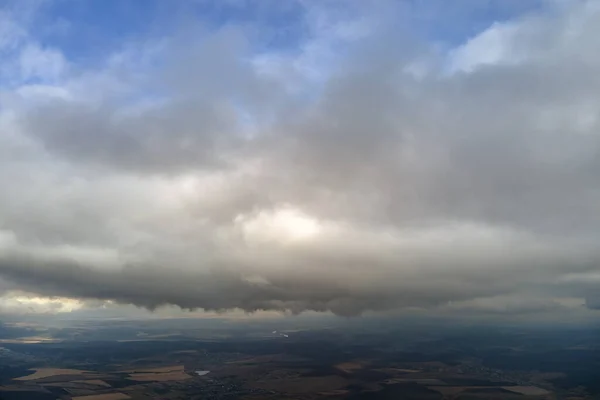 Vista aérea desde la gran altitud de la tierra cubierta de nubes lluviosas hinchadas que se forman antes de la tormenta — Foto de Stock