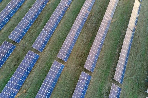 Widok z lotu ptaka na dużą zrównoważoną elektrownię z rzędami słonecznych paneli fotowoltaicznych do produkcji czystej ekologicznej energii elektrycznej. Odnawialna energia elektryczna z koncepcją zerowej emisji — Zdjęcie stockowe
