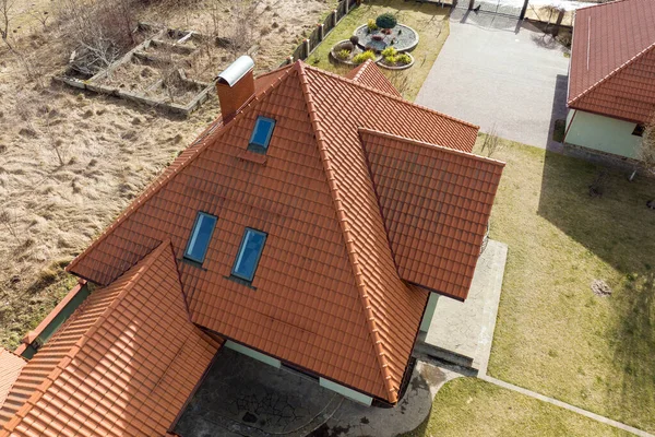 Vista aérea da casa residencial com quintal na área rural suburbana — Fotografia de Stock