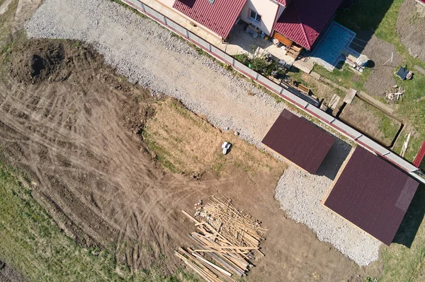 Vista aérea da casa residencial com quintal na área rural suburbana — Fotografia de Stock