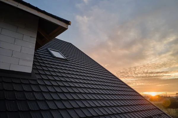 Close-up van het dak van het huis bedekt met keramische gordelroos. Betegelde bekleding van gebouwen — Stockfoto