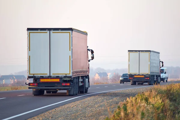 Sattelschlepper mit Ladeanhänger fuhr am Abend auf der Autobahn und transportierte Güter. Lieferverkehr und Logistikkonzept — Stockfoto