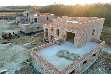 İleride satış veya kiralama için inşaat halindeki konutları olan kırsal bölgedeki sanayi şantiyesinde. Gayrimenkul geliştirme kavramı