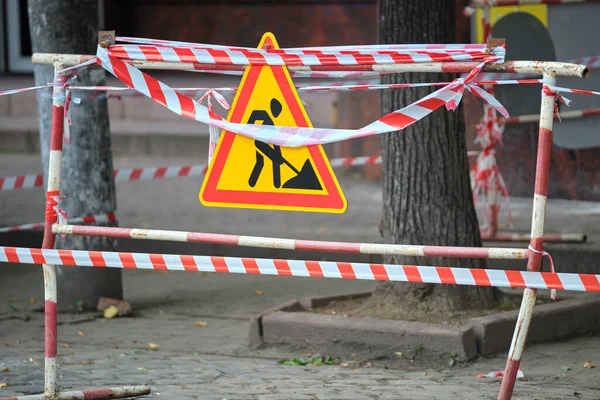 Segnaletica stradale di avvertimento e barriera di sicurezza sulla strada della città durante i lavori di riparazione di manutenzione — Foto Stock