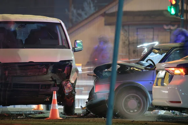 Auto 's crashten zwaar bij een verkeersongeval na een aanrijding op straat' s nachts. Verkeersveiligheid en verzekeringsconcept — Stockfoto