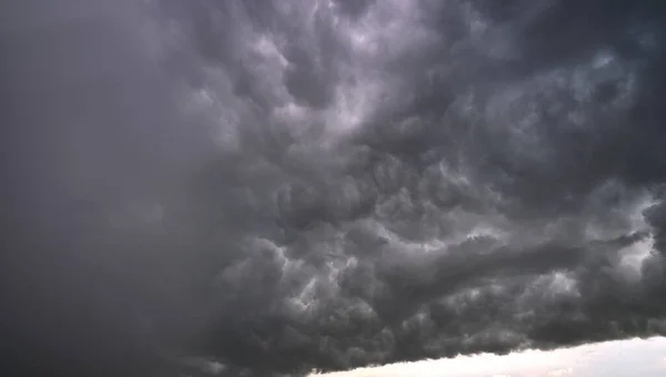 雷雨の間の荒天時の火山噴火のような暗い不吉な雲の風景 — ストック写真