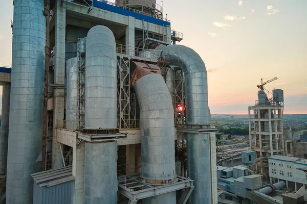 Planta de cemento con estructura de fábrica alta y grúas torre en el área de producción industrial. Fabricación, industria global y concepto de contaminación atmosférica — Foto de Stock