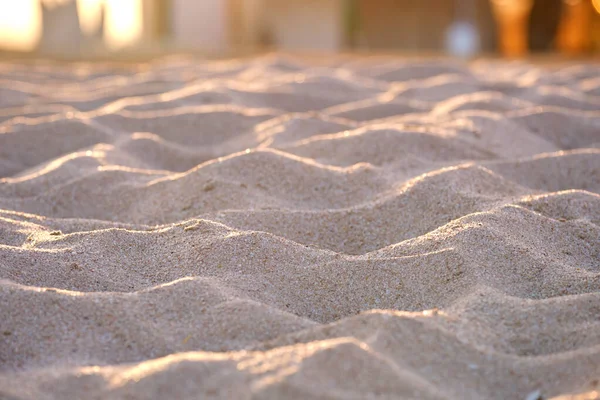 Detailní záběr čisté žluté písečné plochy pokrývající přímořskou pláž osvětlené večerním světlem. Koncept cestování a dovolené — Stock fotografie