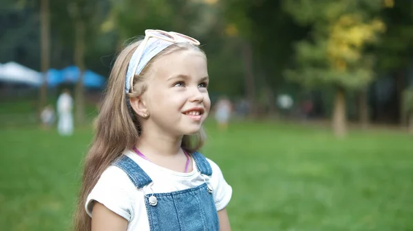 Portrait de jolie fille heureuse enfant en été en plein air — Photo
