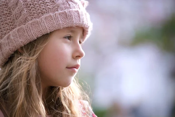 분홍색 모자를 쓴 귀여운 어린 소녀의 모습 — 스톡 사진