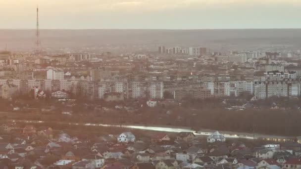 Вид с воздуха на многоэтажные жилые дома и улицы с проездом в жилом районе города — стоковое видео