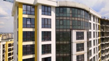 Monolitik çerçevesi yapım aşamasında olan yüksek konutlu bir apartman. Gayrimenkul geliştirme