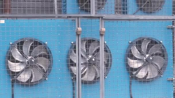 Μονάδα συμπιεστή αέρα για το σύστημα ελέγχου του κλίματος βιομηχανικού κτιρίου με περιστρεφόμενους ανεμιστήρες εξαερισμού για θερμαντικά σώματα ψύξης — Αρχείο Βίντεο