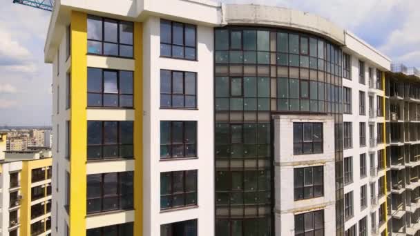 Monolitik çerçevesi yapım aşamasında olan yüksek konutlu bir apartman. Gayrimenkul geliştirme — Stok video