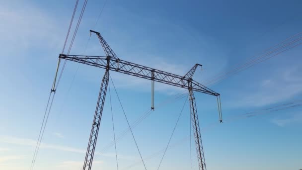 Högspänningstorn med elektriska kraftledningar som omvandlar elektrisk energi genom kabelledningar — Stockvideo