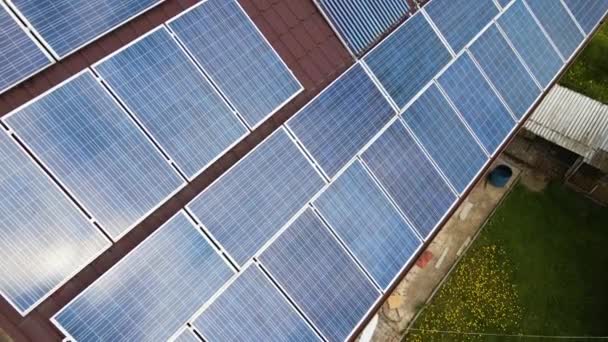 Paneles fotovoltaicos y colectores solares de aire al vacío para el calentamiento de agua y la producción de electricidad limpia montados en la azotea de la casa. Producción de energía eléctrica y térmica renovable con cero emisiones — Vídeos de Stock