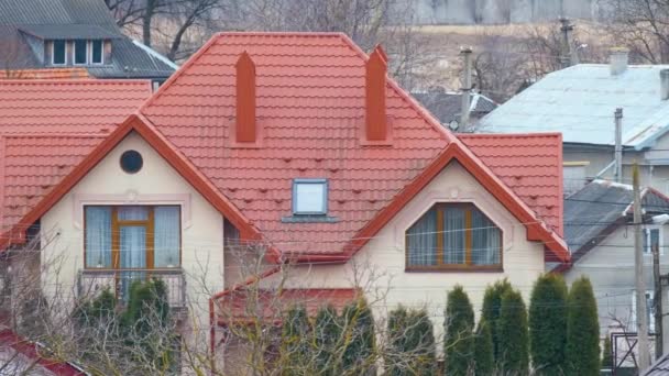 Domy mieszkalne z dachami pokrytymi gontami metalowymi i ceramicznymi na obszarach wiejskich podmiejskich — Wideo stockowe