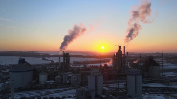 Luchtfoto van cementfabriek toren met hoge betonnen installatiestructuur op industrieel productiegebied bij zonsondergang. Productie en mondiaal industrieconcept — Stockvideo