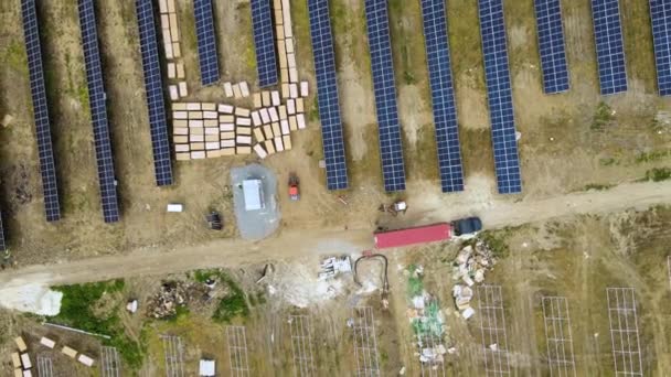 건설중인 발전소를 공중에서 볼 수있으며 , 트럭 이 전기 에너지 를 생산하기 위하여 금속 틀에 태양 전 지판을 위한 조립 부품을 실어 나르고 있다. 재생 가능 한 전기의 개발 — 비디오