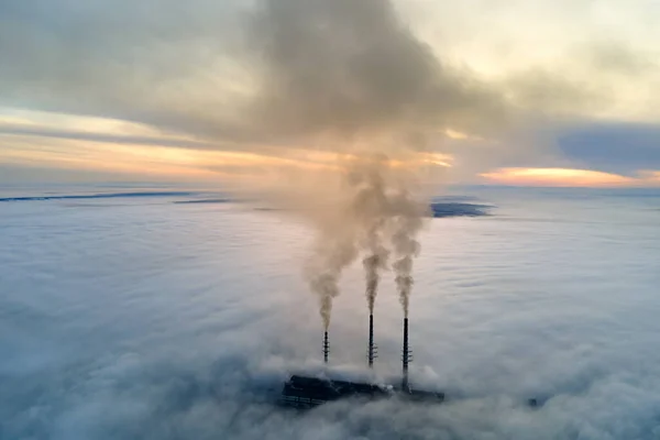 Planta de carbón tuberías altas con humo negro moviéndose hacia arriba contaminando la atmósfera. Producción de energía eléctrica con concepto de combustibles fósiles —  Fotos de Stock