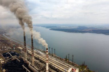 Kömür santralinin havadan görünüşü siyah dumanlı yüksek borular atmosferi kirletiyor
