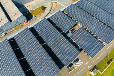 Otoparkın üzerine temiz enerjinin etkin üretimi için park etmiş arabaların güneş panelleri yerleştirildi.