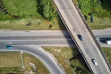 Şehir caddelerinde yoğun trafik varken kavşağın hava görüntüsü. Çok sayıda araç ve kamyonla yoğun saatlerde şehir ulaşımı