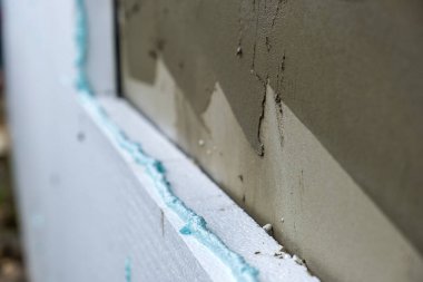 Termal koruma için ev cephesi duvarına köpük yalıtım çarşafları kurulumu