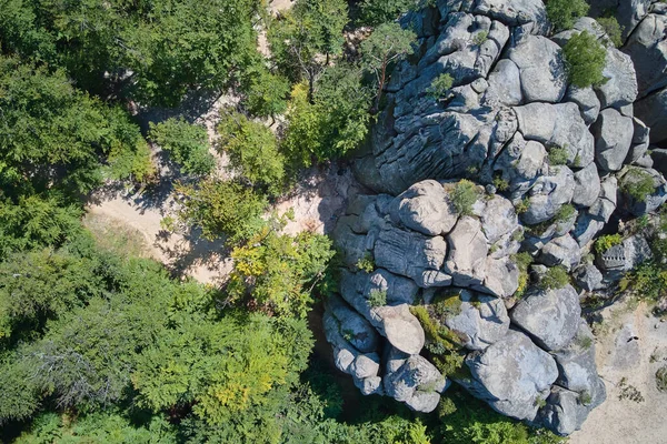 Letecký pohled na velké skalnaté útvary s snone balvany a vysokými útesy — Stock fotografie